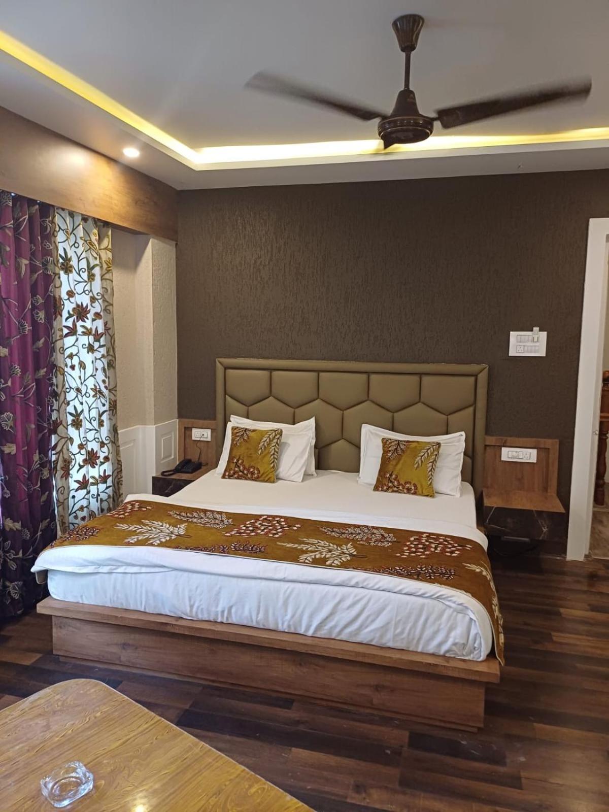 Hotel Manora Palace Srīnagar Екстериор снимка