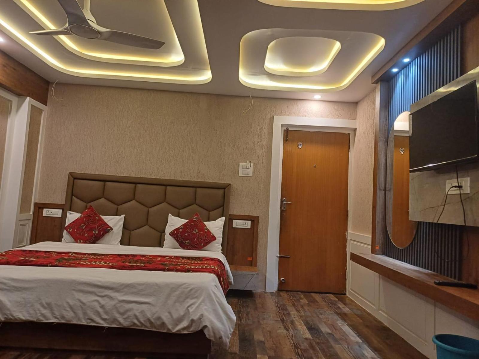 Hotel Manora Palace Srīnagar Екстериор снимка