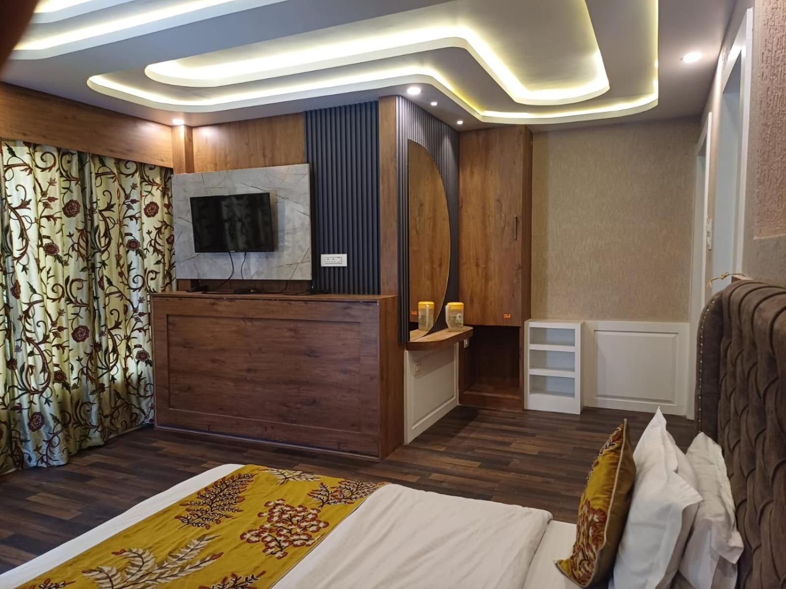 Hotel Manora Palace Srīnagar Екстериор снимка